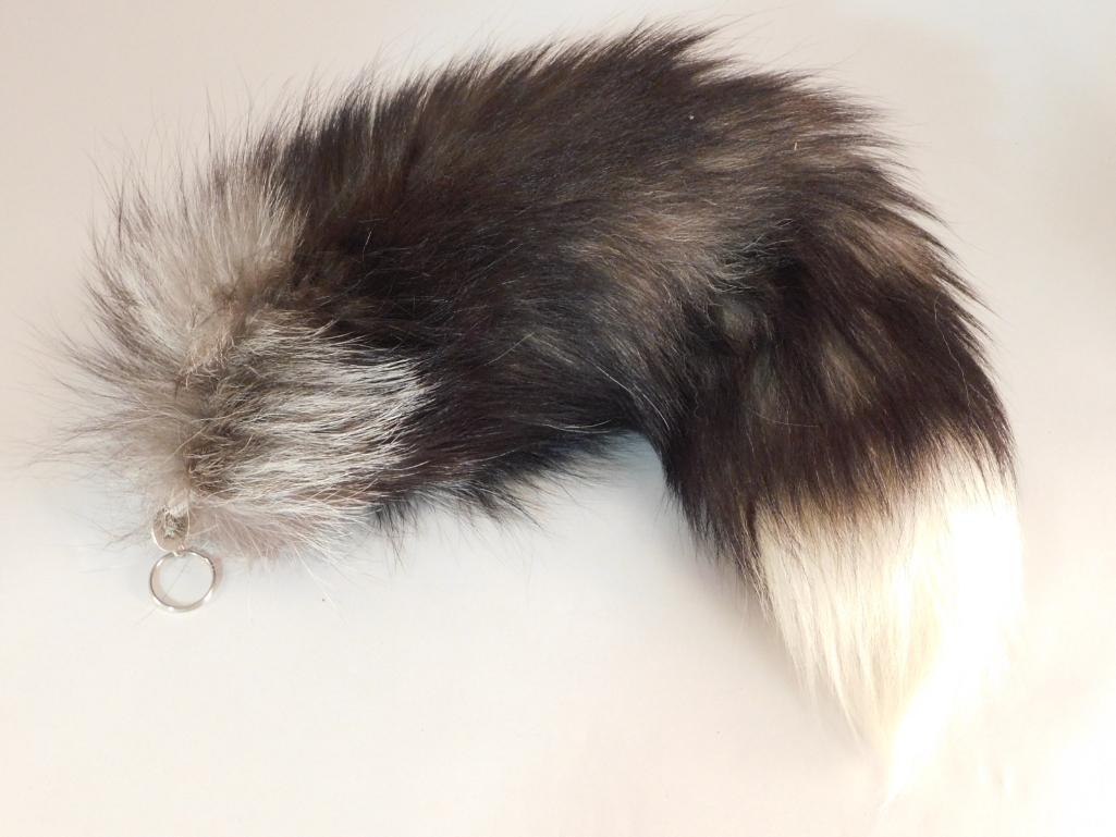 FOX TAIL TAXIDERMY ROCK STONE LAPIDARY SPECIMEN: Thank you for attending HATMAN AUCTIONS! Please see photos for measurements and descriptions. If you purchase lots of heavy items, we can hold them for you until you can pick them up. *We are an aucti