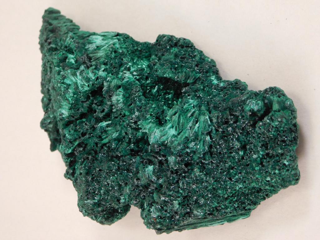 FIBROUS MALACHITE ROCK STONE LAPIDARY SPECIMEN: Thank you for attending HATMAN AUCTIONS! Please see photos for measurements and descriptions. If you purchase lots of heavy items, we can hold them for you until you can pick them up. *We are an aucti