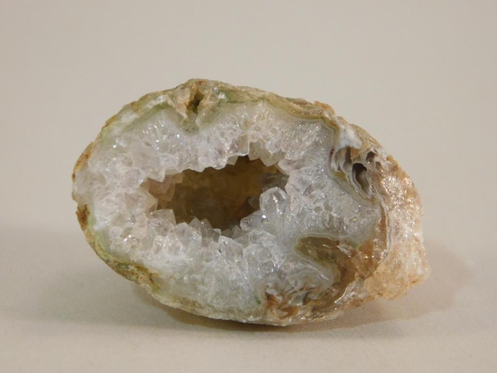 GEODE ROCK STONE LAPIDARY SPECIMEN: Thank you for attending HATMAN AUCTIONS! Please see photos for measurements and descriptions. If you purchase lots of heavy items, we can hold them for you until you can pick them up. *We are an aucti