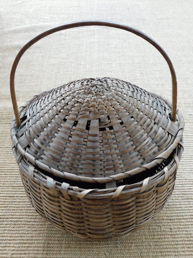 BASKET WITH LID AND HANDLE PRIMITIVE VINTAGE ANTIQUE: Thank you for attending HATMAN AUCTIONS! This auctions consists of antiques, art, glassware, pottery, artifacts, rocks, minerals, gems , fossils and jewelry lots. Please see photos for measurements an