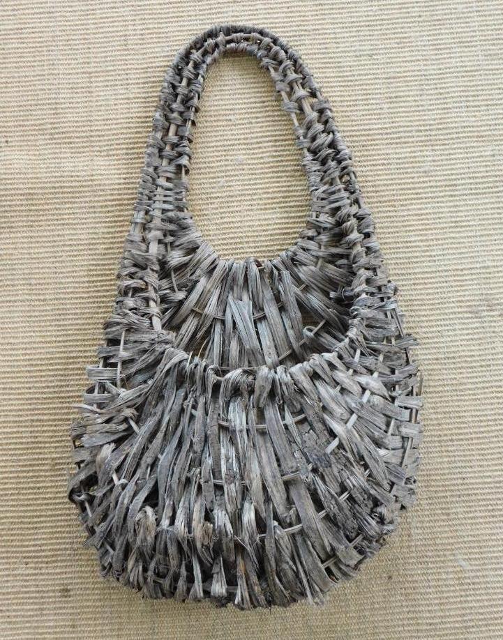 BASKET WITH HANDLES PRIMITIVE VINTAGE ANTIQUE NEW: Thank you for attending HATMAN AUCTIONS! This auctions consists of antiques, art, glassware, pottery, artifacts, rocks, minerals, gems , fossils and jewelry lots. Please see photos for measurements an