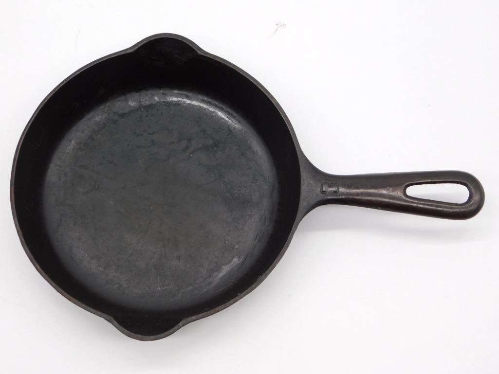 GRISWOLD CAST IRON SKILLET VINTAGE ANTIQUE: Thank you for attending HATMAN AUCTIONS! This auctions consists of antiques, art, glassware, pottery, artifacts, rocks, minerals, gems , fossils and jewelry lots. Please see photos for measurements an