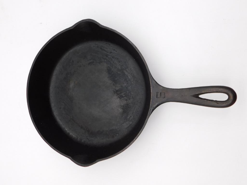 GRISWOLD CAST IRON SKILLET VINTAGE ANTIQUE: Thank you for attending HATMAN AUCTIONS! This auctions consists of antiques, art, glassware, pottery, artifacts, rocks, minerals, gems , fossils and jewelry lots. Please see photos for measurements an