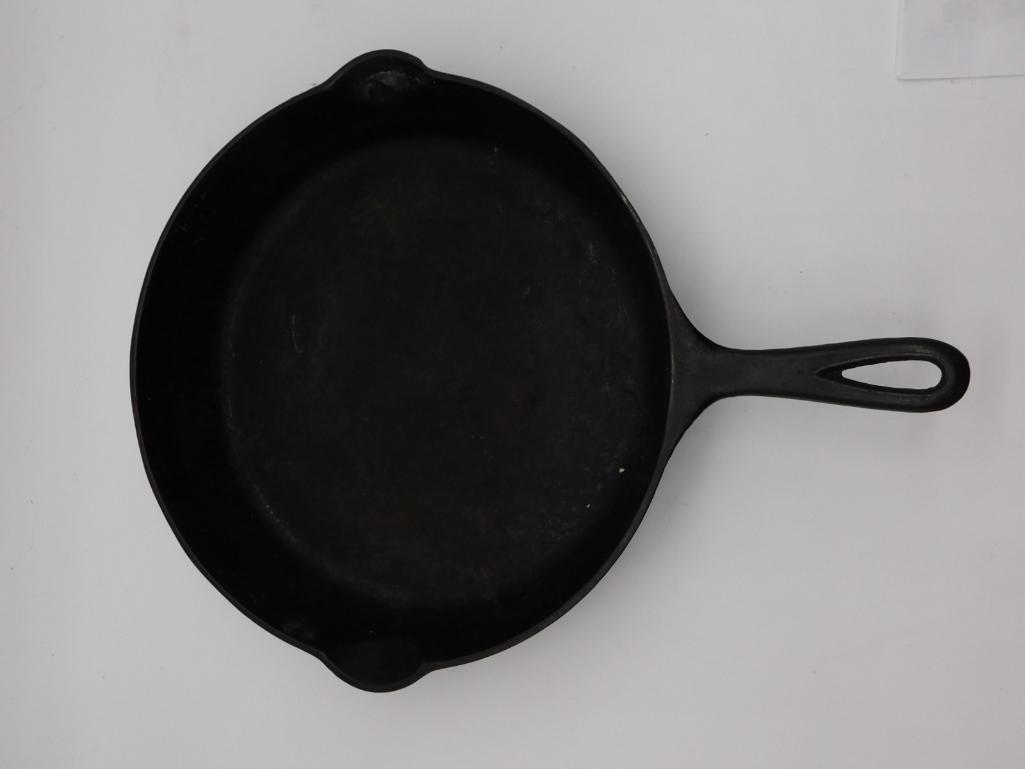 GRISWOLD CAST IRON SKILLET VINTAGE ANTIQUE: Thank you for attending HATMAN AUCTIONS! This auctions consists of antiques, art, glassware, pottery, artifacts, rocks, minerals, gems , fossils and jewelry lots. Please see photos for measurements an