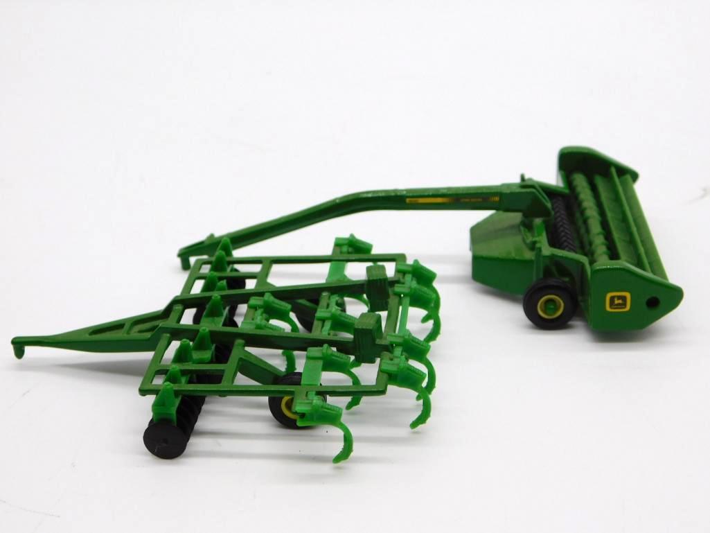 JOHN DEERE TRACTOR IMPLEMENTS VINTAGE ANTIQUE (1 of 7)