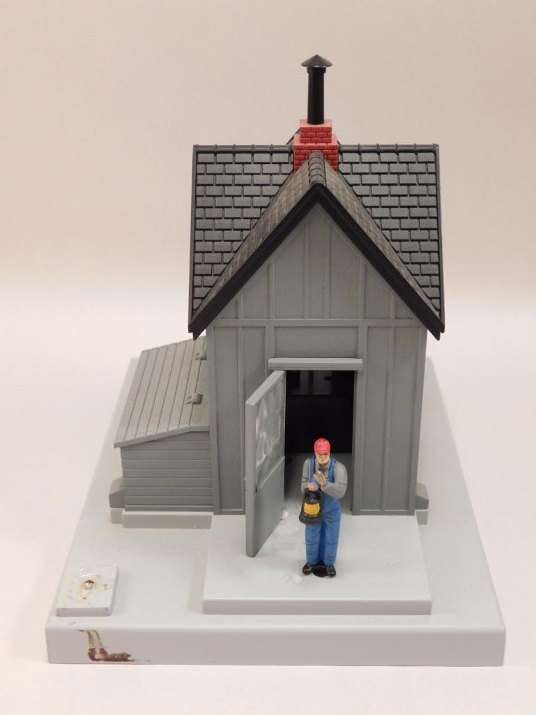 WORK SHED AND WORKER VILLAGE PIECE LIONEL TRAIN (1 of 3)