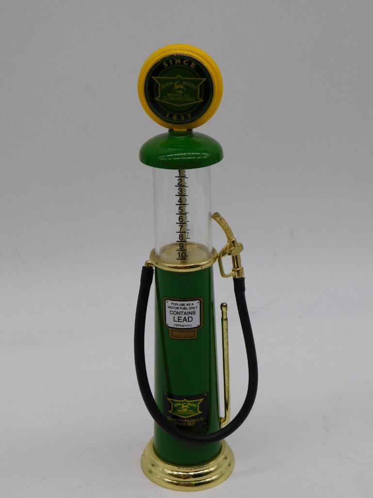 JOHN DEERE GAS PUMP VILLAGE PIECE VINTAGE ANTIQUE (1 of 3)