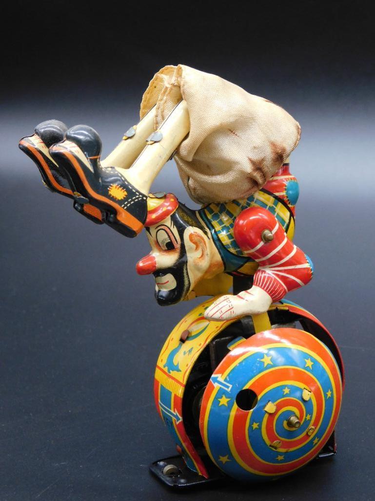 CLOWN BALANCING ON BALL  ANTIQUE& VINTAGE (1 of 4)