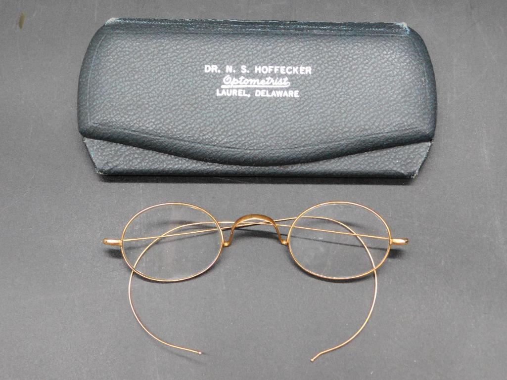 VINTAGE SPECTACLES WITH CASE DR N.S. HOFFECKER: VINTAGE SPECTACLES WITH CASE DR N.S. HOFFECKER ADVERTISING VINTAGE ANTIQUE *** Thank you for attending HATMAN AUCTIONS! Yes, we ship all items that are not oversized. Please see photos for measurement