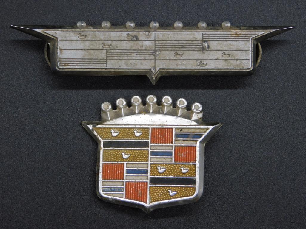 CADILLAC EMBLEMS SET OF 2  ADVERTISING VINTAGE ANTIQUE (1 of 4)