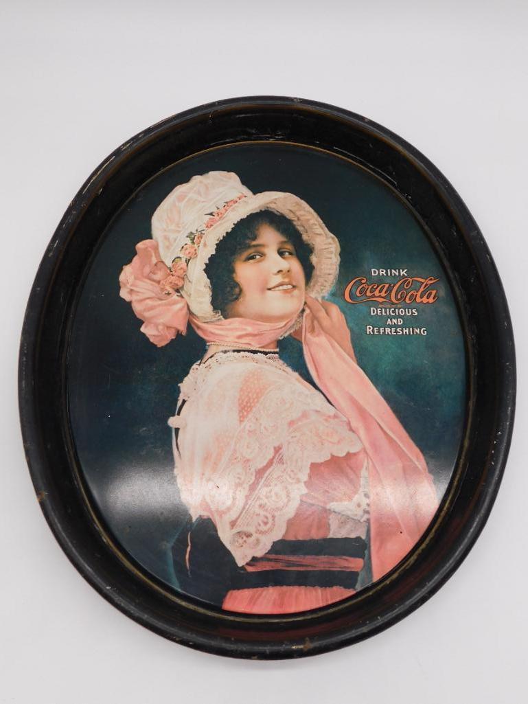 COCA-COLA ADVERTISING TRAY ADVERTISING VINTAGE ANTIQUE: COCA-COLA ADVERTISING TRAY ADVERTISING VINTAGE ANTIQUE *** Thank you for attending HATMAN AUCTIONS! Yes, we ship all items that are not oversized. Please see photos for measurements and description Th