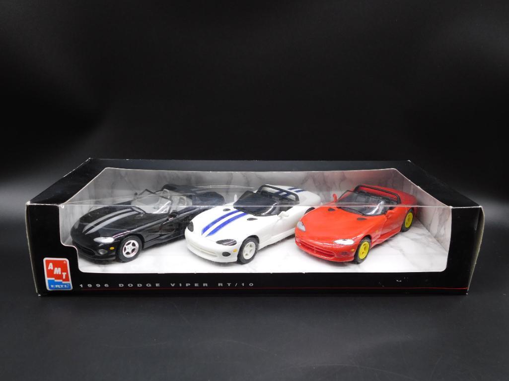 1996 Dodge Viper RT/10 (3 car package) AMT/ERTL 1: 1996 Dodge Viper RT/10 (3 car package) AMT/ERTL 1 White2 Red Plastic Car #407 *** WELCOME TO HATMAN AUCTIONS! Today we are selling an estate Lifetime Collection of many collectible cars, trucks, die c