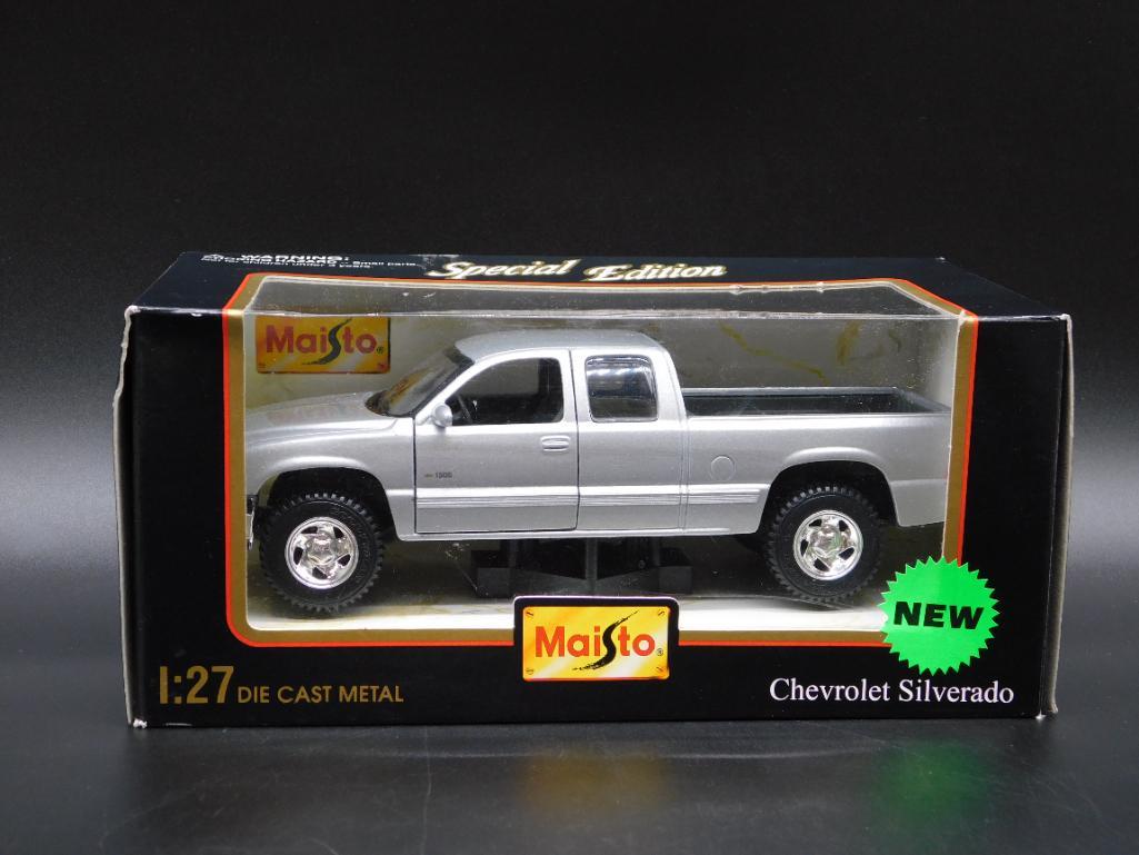 Chevy Silverado Maisto Silver Die Cast Metal Car #4 (1 of 3)