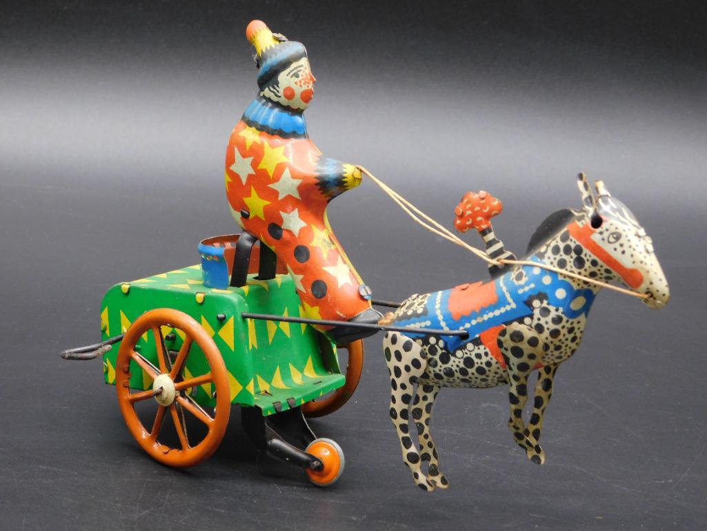 CLOWN WITH CART WIND-UP TIN TOY VINTAGE ANTIQUE: CLOWN WITH CART WIND-UP TIN TOY VINTAGE ANTIQUE *** Thank you for attending HATMAN AUCTIONS! Yes, we ship all items that are not oversized. Please see photos for measurements and description. SPECIAL 