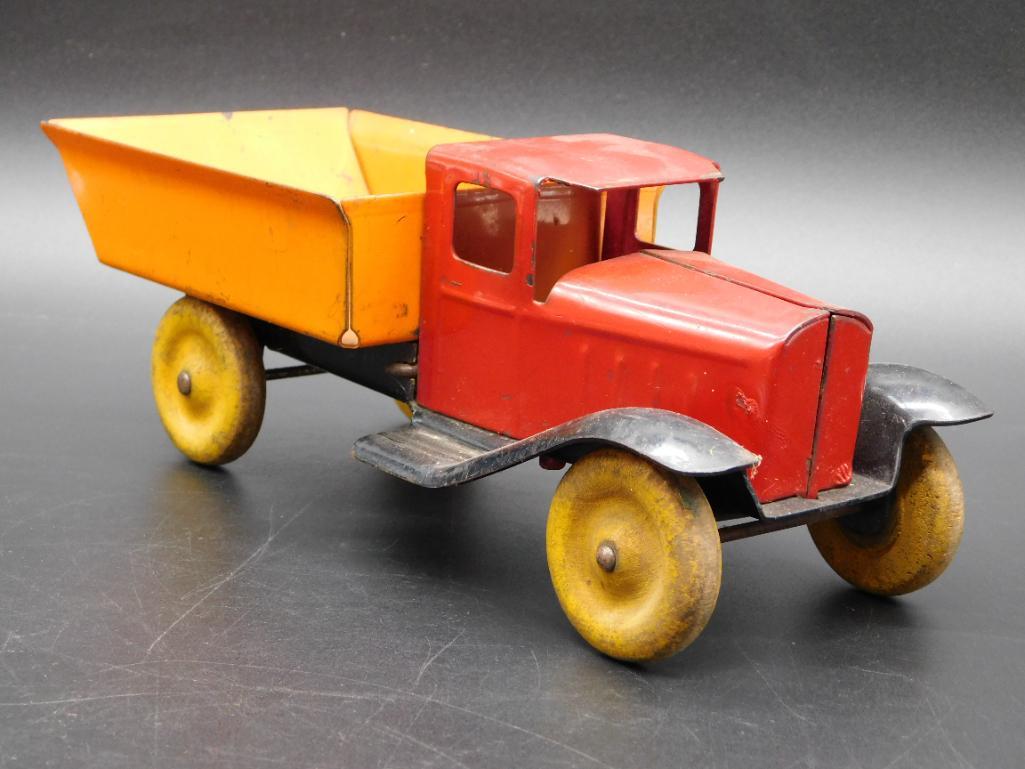 METAL TOY DUMP TRUCK VINTAGE ANTIQUE (1 of 4)