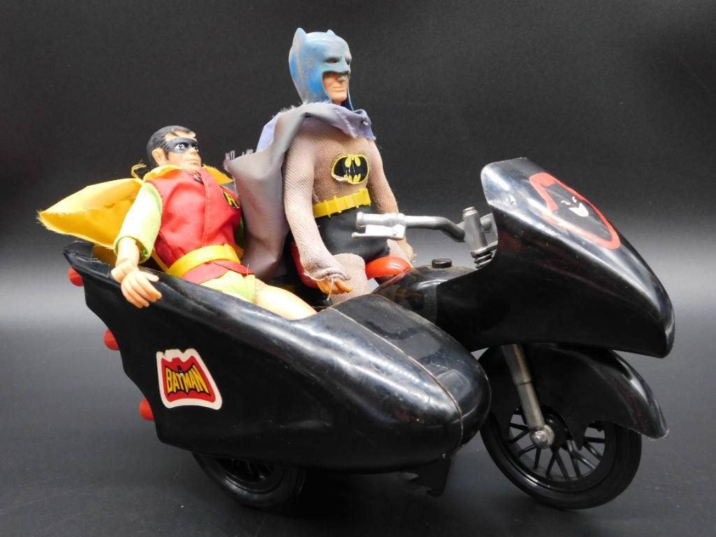 DC BATMAN AND ROBIN ACTION FIGURES IN BATCYCLE (1 of 4)