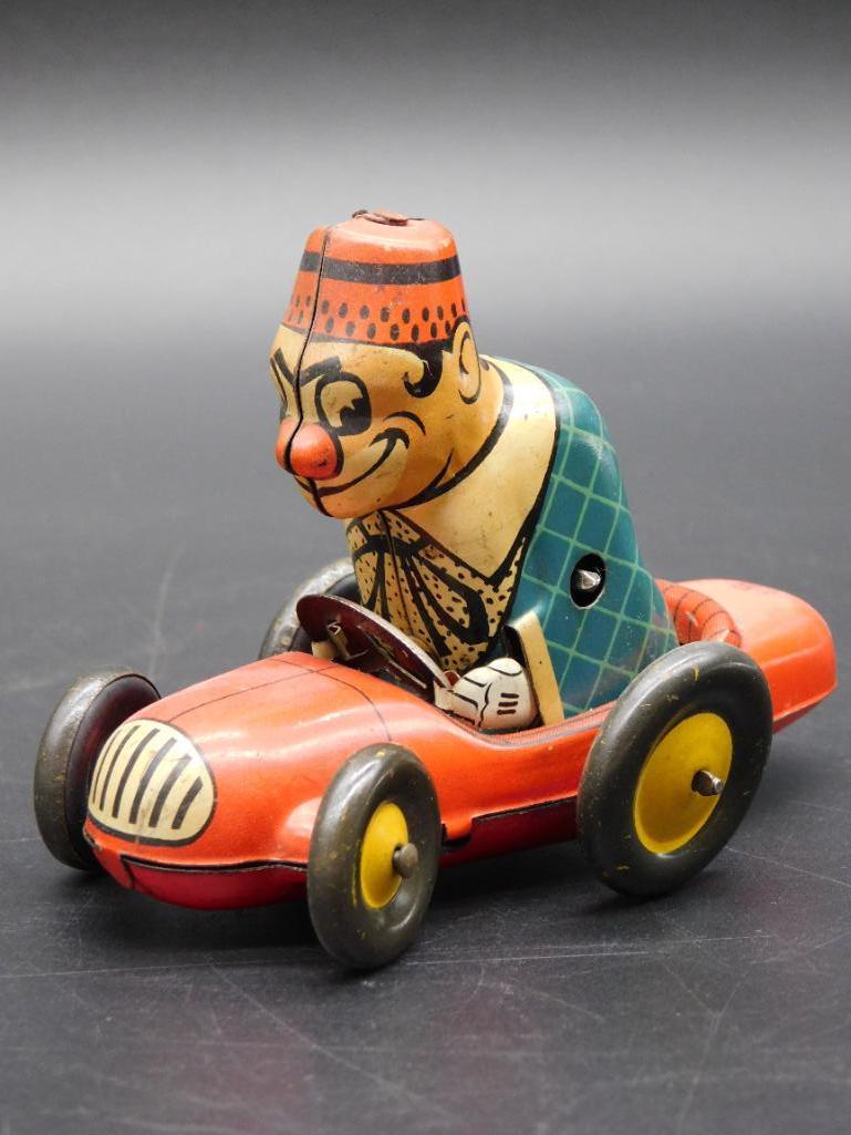 WIND-UP CLOWN IN CAR METAL TIN TOY: WIND-UP CLOWN IN CAR METAL TIN TOY *** Thank you for attending HATMAN AUCTIONS! Yes, we ship all items that are not oversized. Please see photos for measurements and description. SPECIAL NOTICE: Many