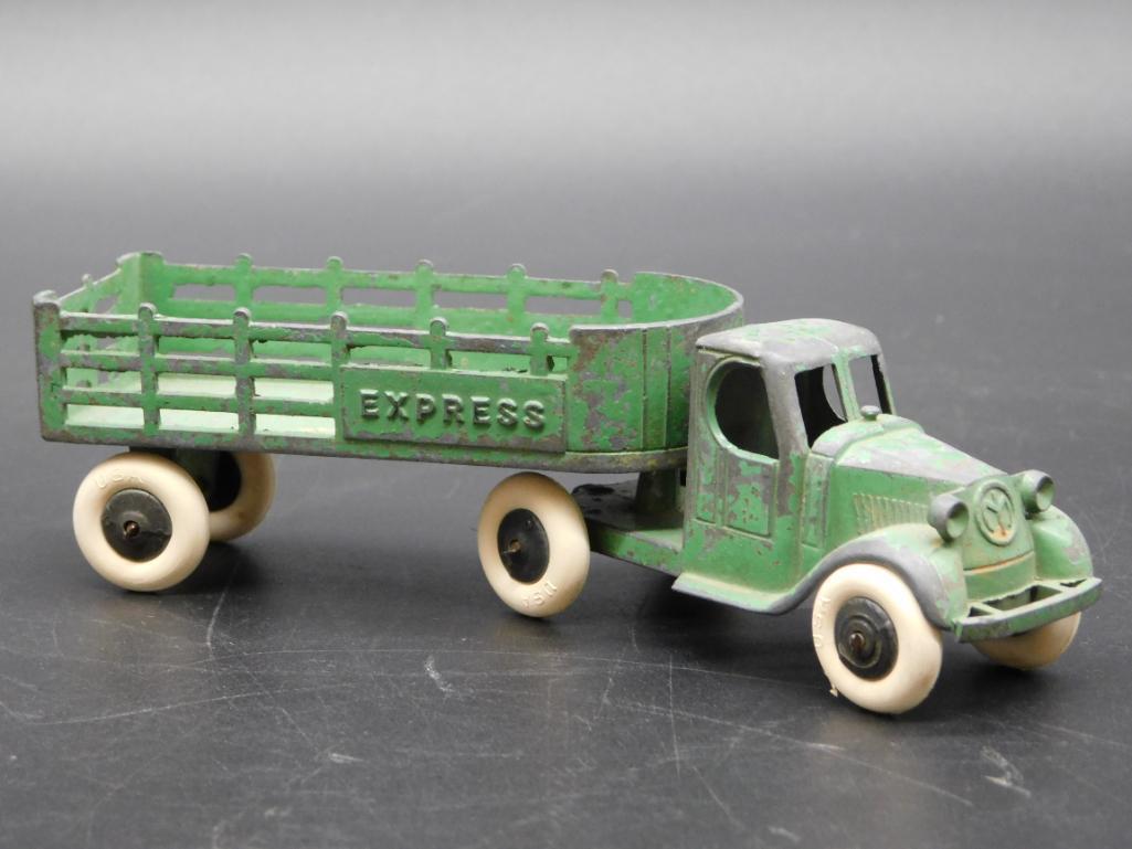 TOOTSIETOY GREEN EXPRESS DELIVERY TRUCK METAL TOY (1 of 5)