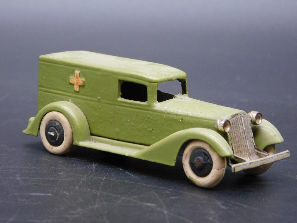 TOOTSIETOY ARMY MEDIC CAR METAL TOY (1 of 4)