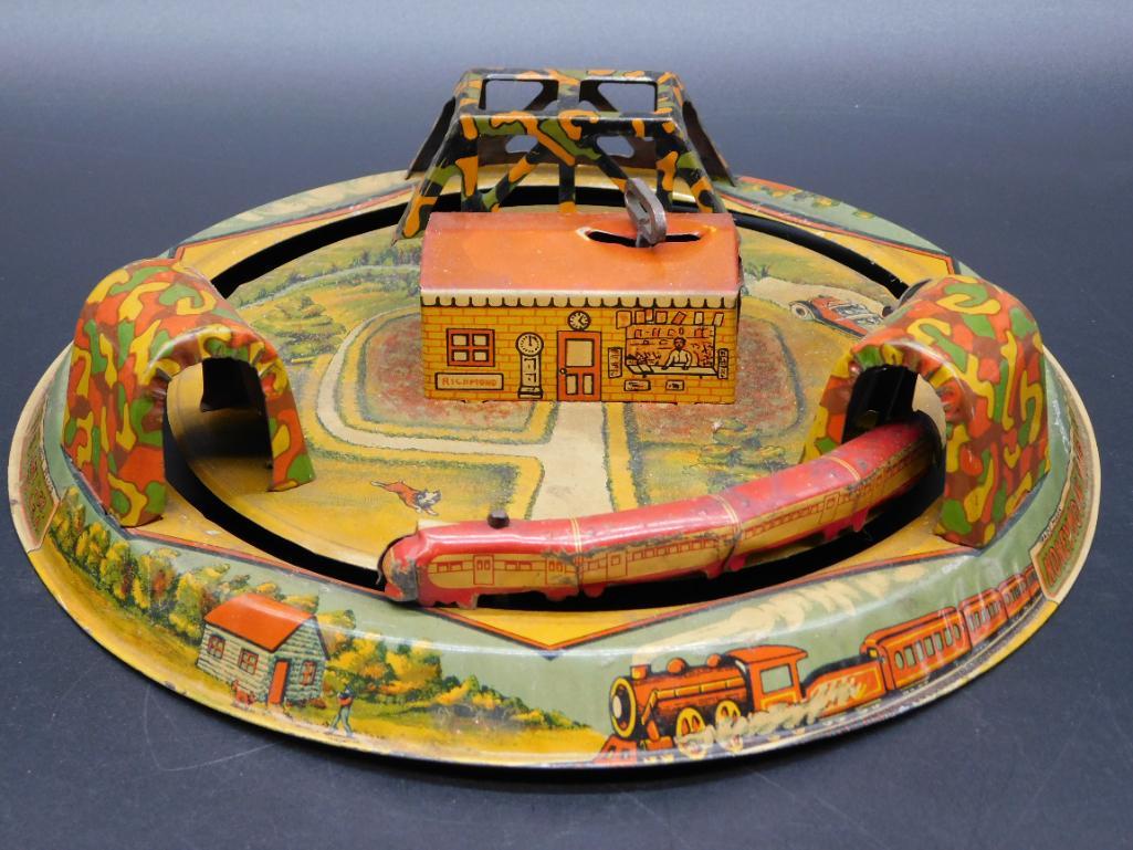 MARX HONEYMOON EXPRESS TRAIN AND STATION METAL WIND-UP (1 of 7)