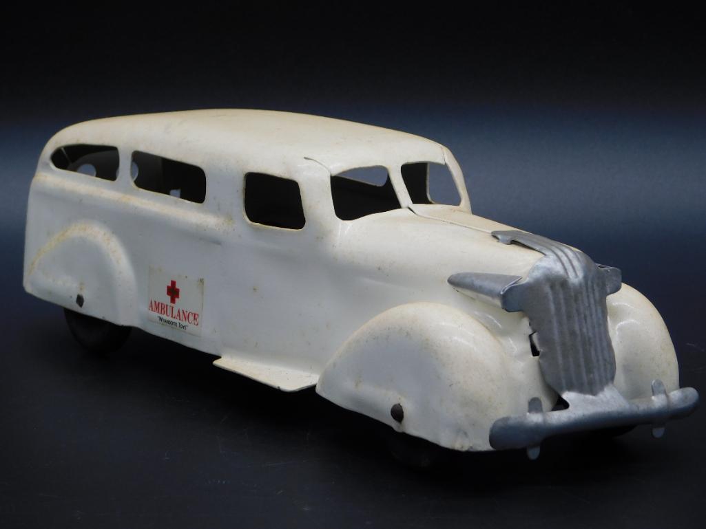 WYANDOTTE METAL AMBULANCE VINTAGE ANTIQUE (1 of 4)