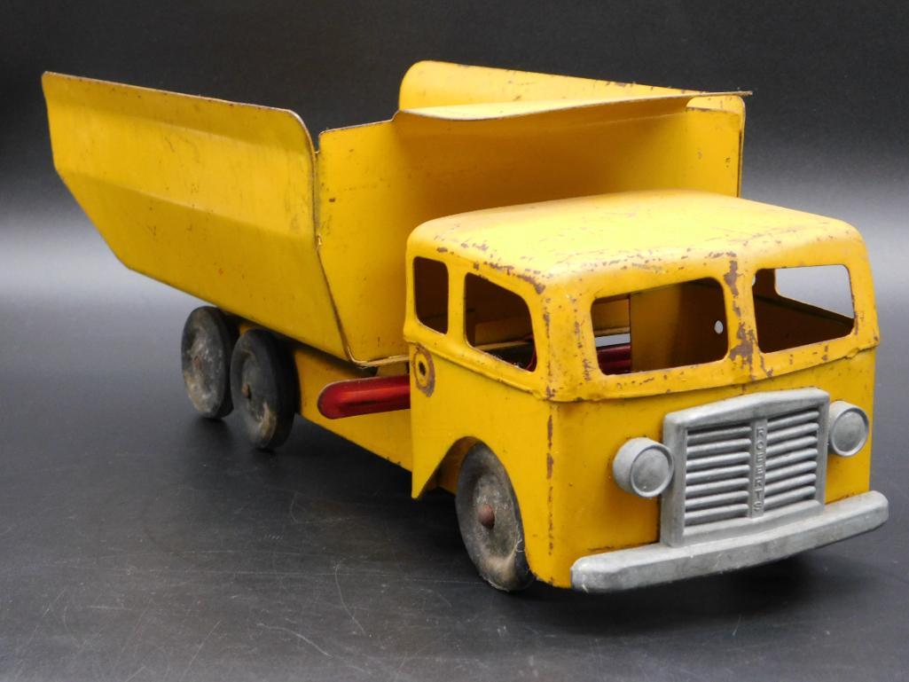 ROBERTS YELLOW METAL DUMP TRUCK TOY (1 of 6)