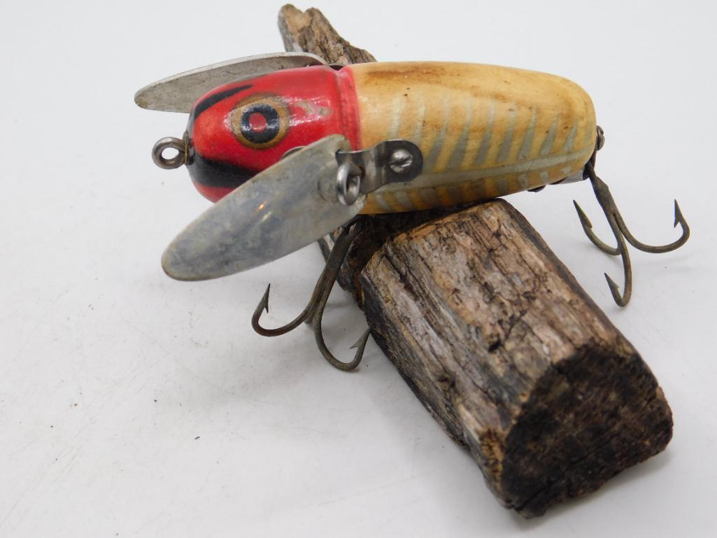 HEDDON CRAZY CRAWLER FISHING LURE: HEDDON CRAZY CRAWLER FISHING LURE *** Thank you for attending HATMAN AUCTIONS! Yes, we ship all items that are not oversized. Please see photos for measurements and description. SPECIAL NOTICE: Many i