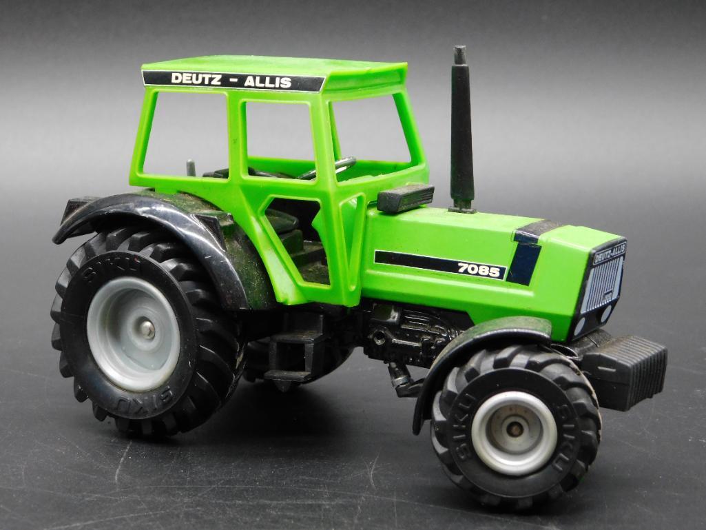 DEUTZ-ALLIS TRACTOR TOY (1 of 3)
