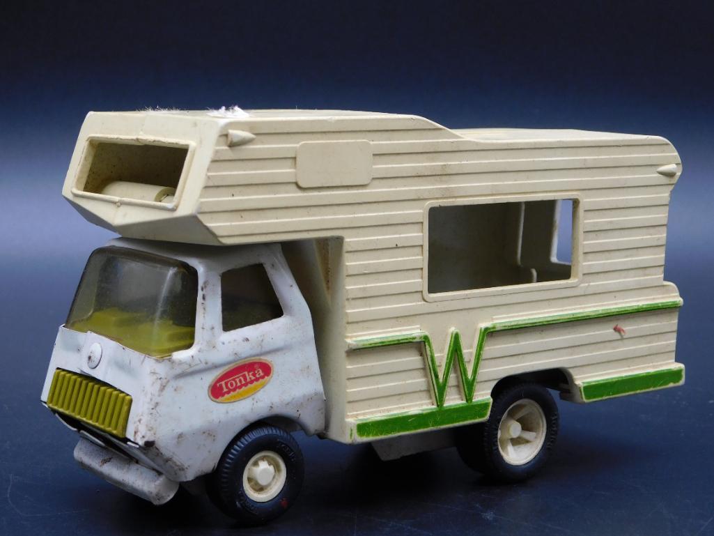 TONKA CAMPER TOY: TONKA CAMPER TOY *** Thank you for attending HATMAN AUCTIONS! Yes, we ship all items that are not oversized. Please see photos for measurements and description. SPECIAL NOTICE: Many items are PICK UP 