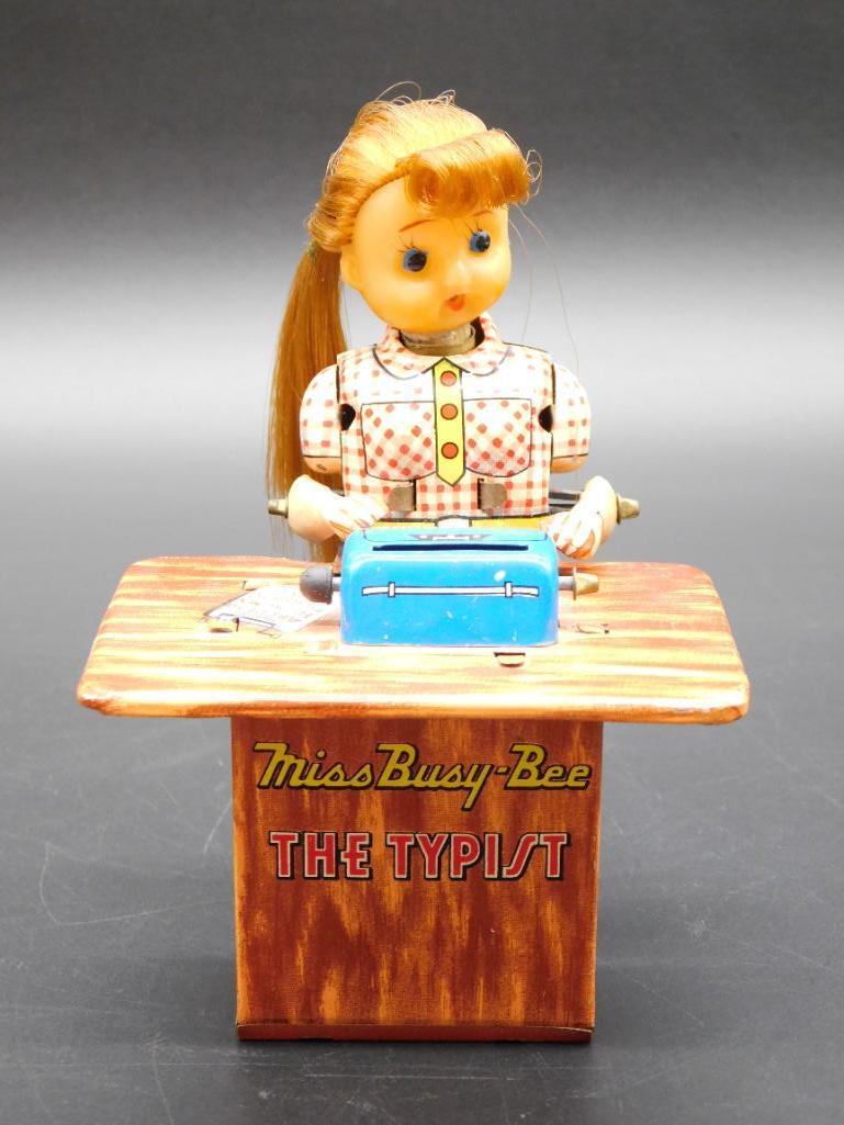 JAPANESE MISS BUSY-BEE THE TYPIST WIND-UP TIN TOY: JAPANESE MISS BUSY-BEE THE TYPIST WIND-UP TIN TOY *** Thank you for attending HATMAN AUCTIONS! Yes, we ship all items that are not oversized. Please see photos for measurements and description. SPECIA