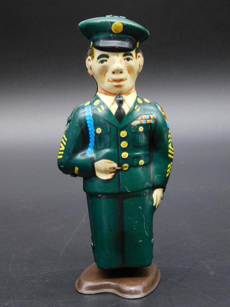SOLDIER METAL WIND-UP TIN TOY: SOLDIER METAL WIND-UP TIN TOY *** Thank you for attending HATMAN AUCTIONS! Yes, we ship all items that are not oversized. Please see photos for measurements and description. SPECIAL NOTICE: Many items