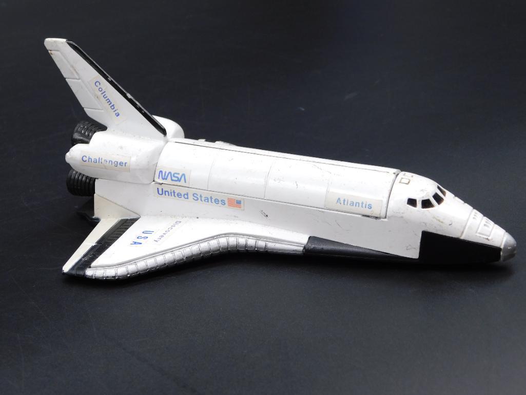 NASA CHALLENGER SHUTTLE MODEL TOY (1 of 3)