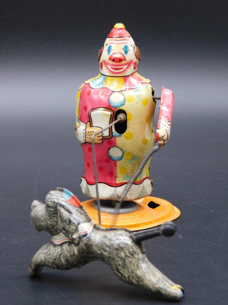 JAPANESE CLOWN WITH DOG TIN TOY: JAPANESE CLOWN WITH DOG TIN TOY *** Thank you for attending HATMAN AUCTIONS! Yes, we ship all items that are not oversized. Please see photos for measurements and description. SPECIAL NOTICE: Many ite