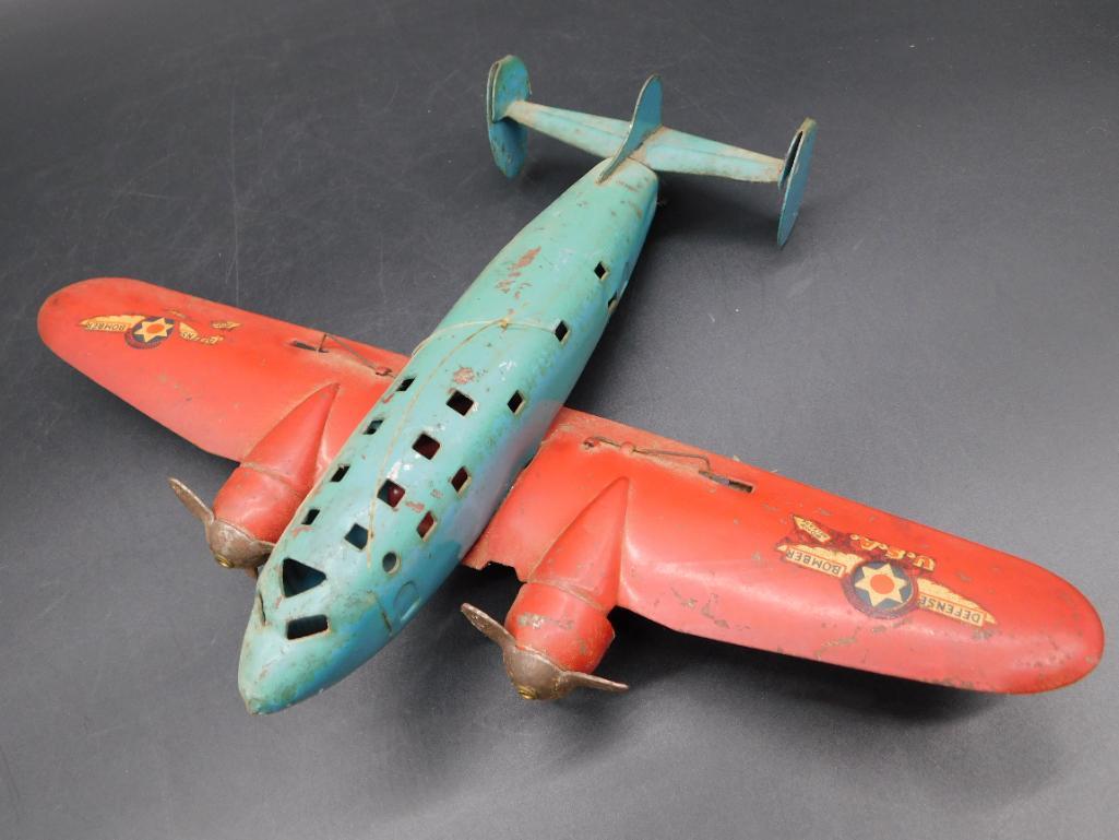 VINTAGE METAL PLANE TOY: VINTAGE METAL PLANE TOY *** Thank you for attending HATMAN AUCTIONS! Yes, we ship all items that are not oversized. Please see photos for measurements and description. SPECIAL NOTICE: Many items are P