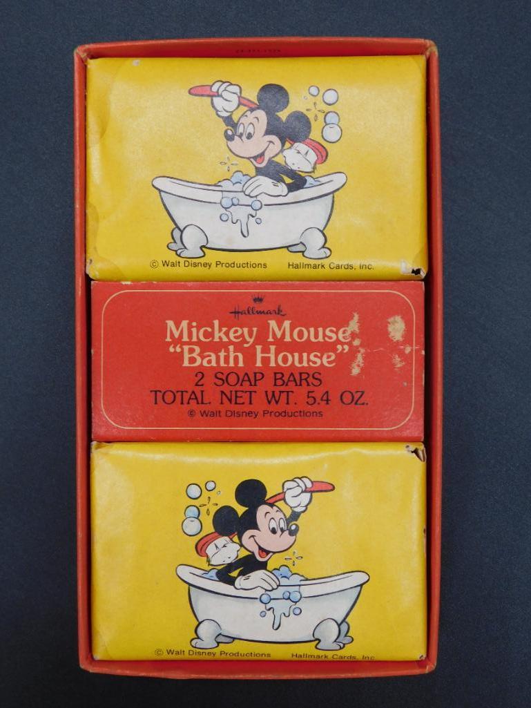 MICKEY MOUSE BATH HOUSE SOAP BARS IN ORIGINAL BOX: MICKEY MOUSE BATH HOUSE SOAP BARS IN ORIGINAL BOX *** Thank you for attending HATMAN AUCTIONS! Yes, we ship all items that are not oversized. Please see photos for measurements and description. SPECIA
