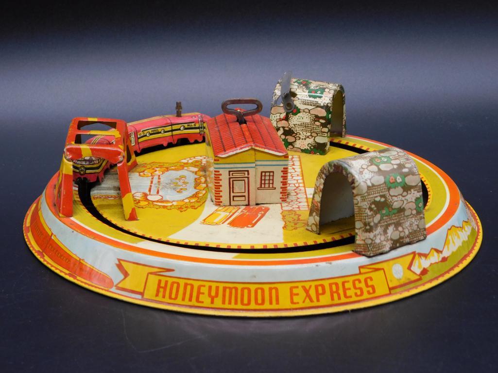 MARX TOYS HONEYMOON EXPRESS TRAIN WIND-UP TIN TOY: MARX TOYS HONEYMOON EXPRESS TRAIN WIND-UP TIN TOY VINTAGE ANTIQUE *** Thank you for attending HATMAN AUCTIONS! Yes, we ship all items that are not oversized. Please see photos for measurements and des