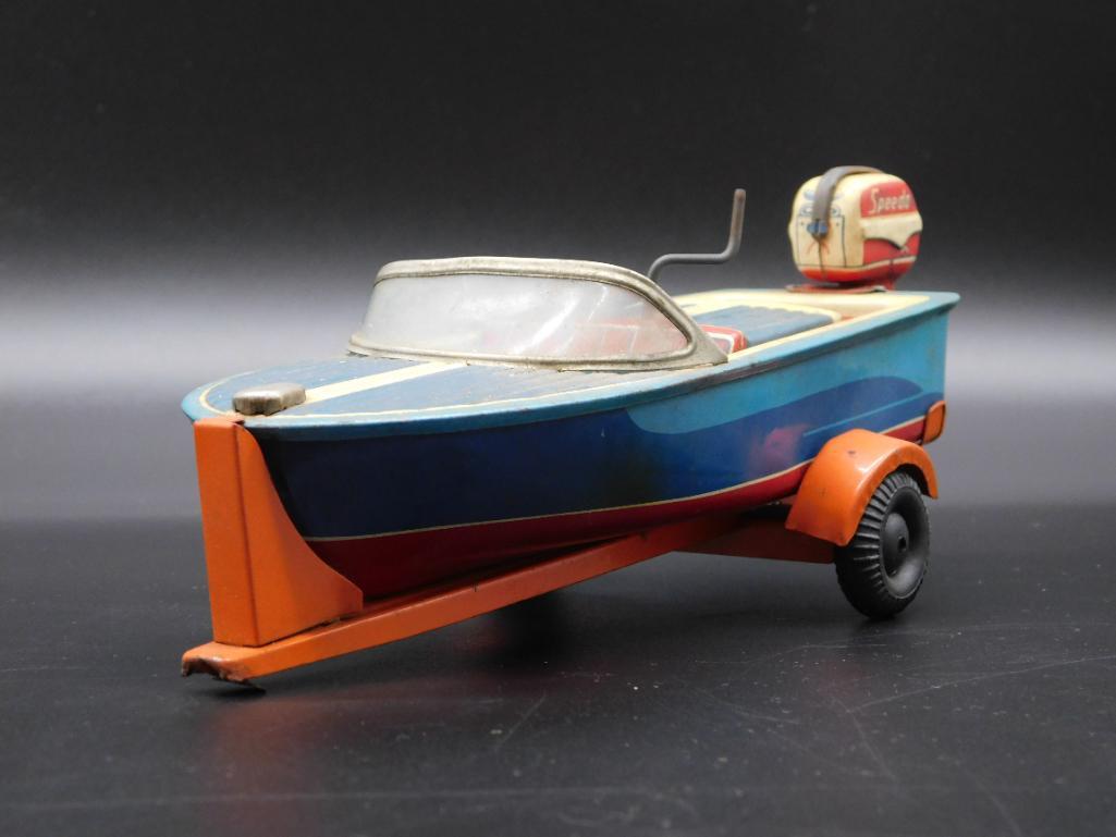 BOAT ON TRAILER TIN TOY VINTAGE ANTIQUE: BOAT ON TRAILER TIN TOY VINTAGE ANTIQUE *** Thank you for attending HATMAN AUCTIONS! Yes, we ship all items that are not oversized. Please see photos for measurements and description. SPECIAL NOTICE: 