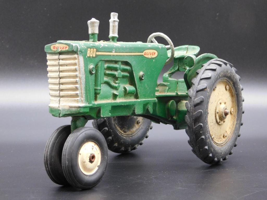 OLIVER TRACTOR TOY VINTAGE ANTIQUE (1 of 2)