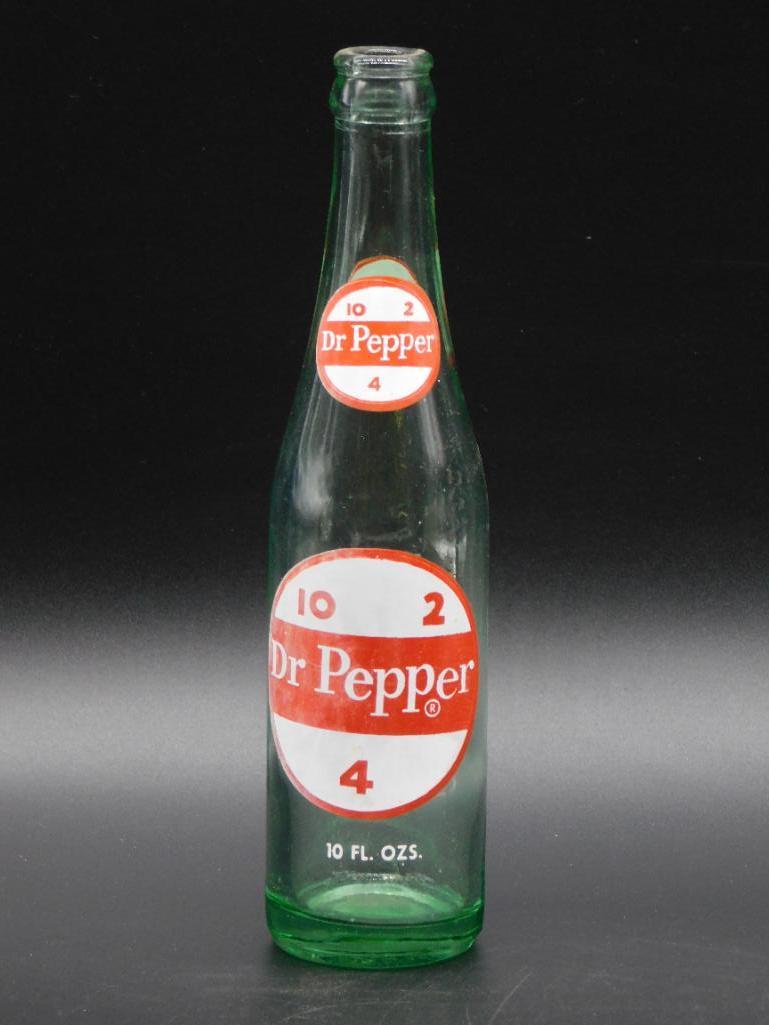 VINTAGE DR PEPPER GLASS BOTTLE: VINTAGE DR PEPPER GLASS BOTTLE *** Thank you for attending HATMAN AUCTIONS! Yes, we ship all items that are not oversized. Please see photos for measurements and description. SPECIAL NOTICE: Many item