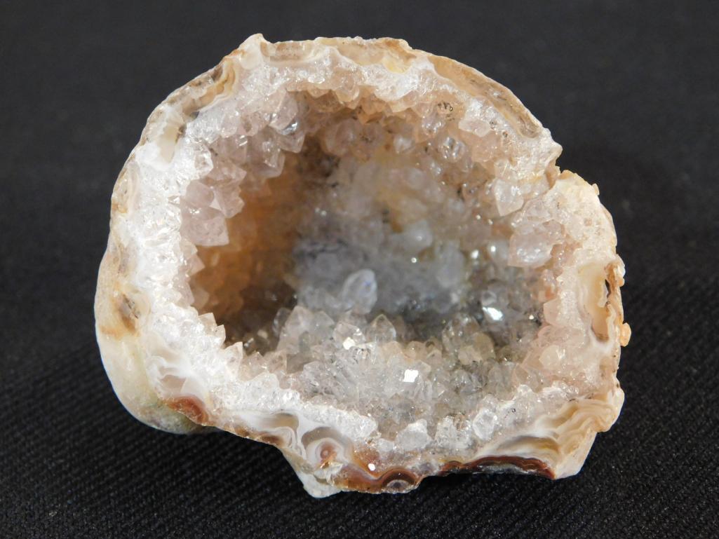GEODE ROCK STONE LAPIDARY SPECIMEN: Thank you for attending HATMAN AUCTIONS! Please see photos for measurements and descriptions. If you purchase lots of heavy items, we can hold them for you until you can pick them up. *We are an aucti