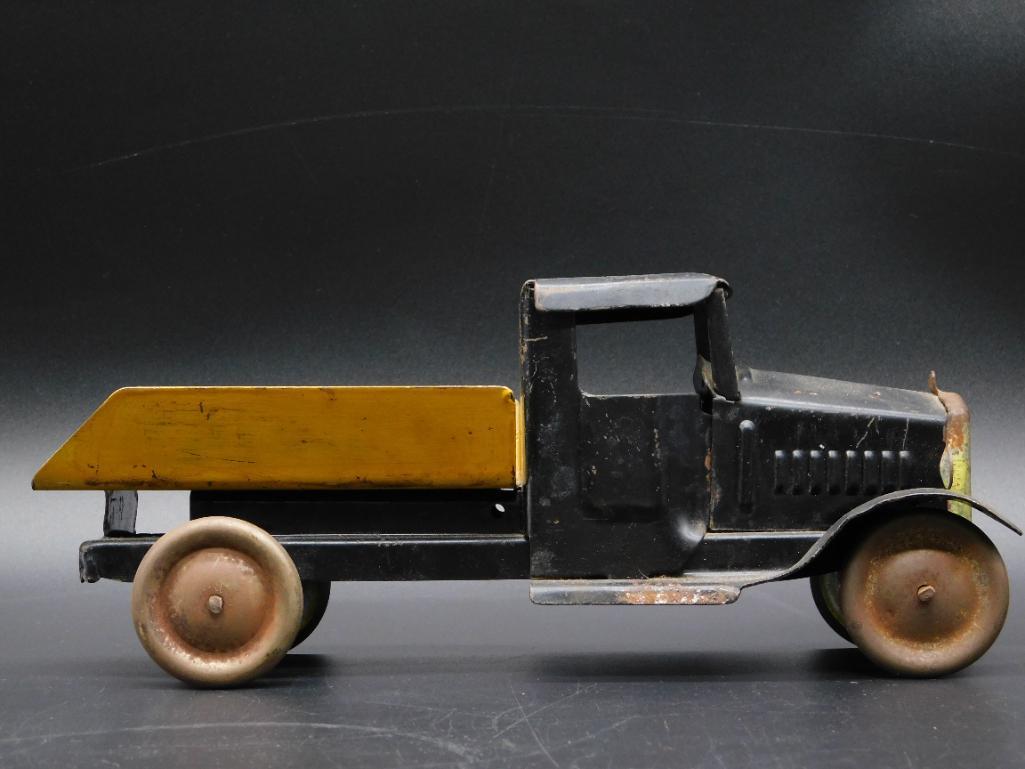 METAL FLAT BED TRUCK TOY VINTAGE ANTIQUE (1 of 4)