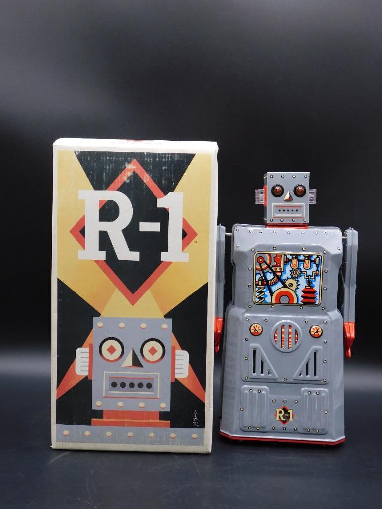 R-1 BUMP'N GO ACTION ROBOT TOY VINTAGE ANTIQUE (1 of 5)