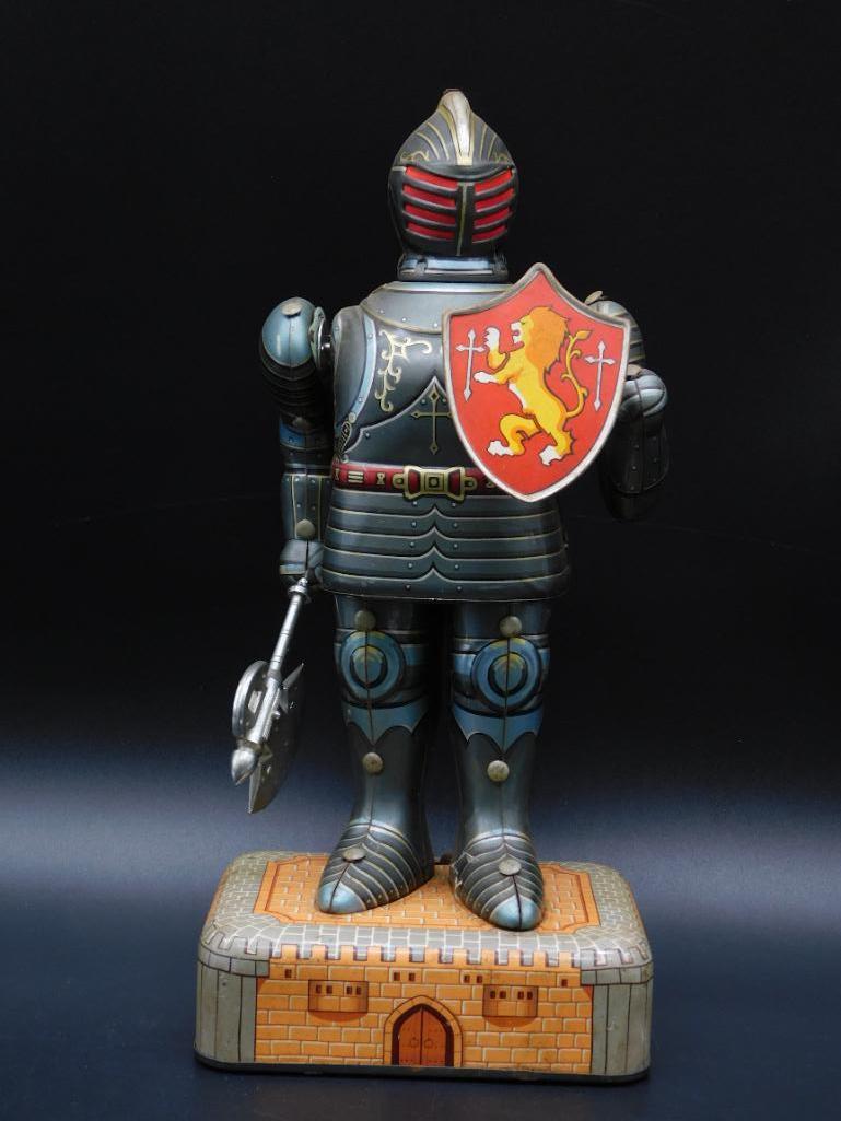 MODERN TOYS KNIGHT IN SUIT OF ARMOR TOY DOES NOT WORK VINTAGE ANTIQUE: MODERN TOYS KNIGHT IN SUIT OF ARMOR TOY DOES NOT WORK VINTAGE ANTIQUE