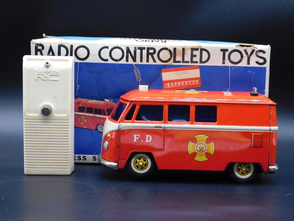 JAPANESE RADIO CONTROLLED TOYS FIRE DEPARTMENT TRUCK WITH ORIGINAL BOX VINTAGE ANTIQUE (1 of 4)