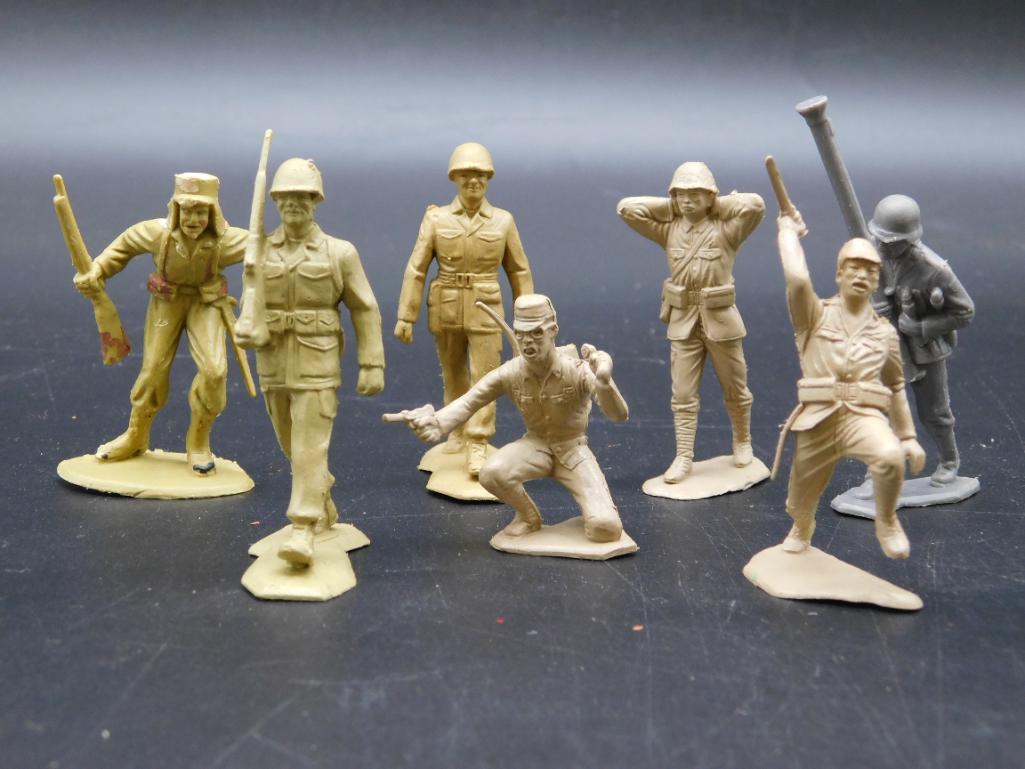 LOUIS MARX TOY SOLDIER FIGURINES SET OF 7 RETRO VINTAGE ANTIQUE (1 of 5)