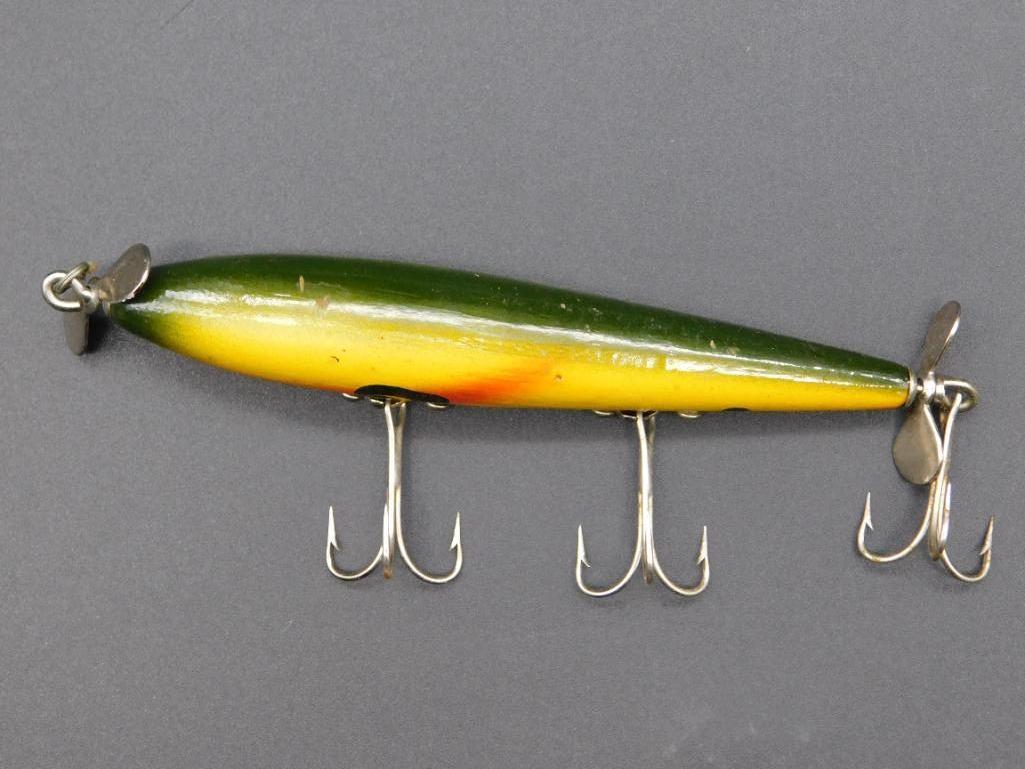 GREEN AND YELLOW FISHING LURE VINTAGE ANTIQUE (1 of 3)