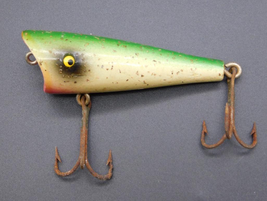 GREEN AND WHITE FISHING LURE VINTAGE ANTIQUE: GREEN AND WHITE FISHING LURE VINTAGE ANTIQUE *** Thank you for attending HATMAN AUCTIONS! Yes, we ship all items that are not oversized. Please see photos for measurements and description. SPECIAL NOT