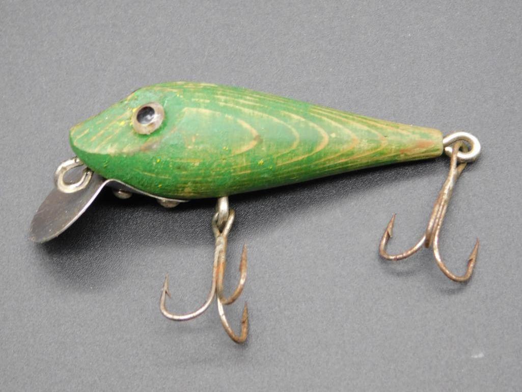 GREEN FISHING LURE VINTAGE ANTIQUE: GREEN FISHING LURE VINTAGE ANTIQUE *** Thank you for attending HATMAN AUCTIONS! Yes, we ship all items that are not oversized. Please see photos for measurements and description. SPECIAL NOTICE: Many 