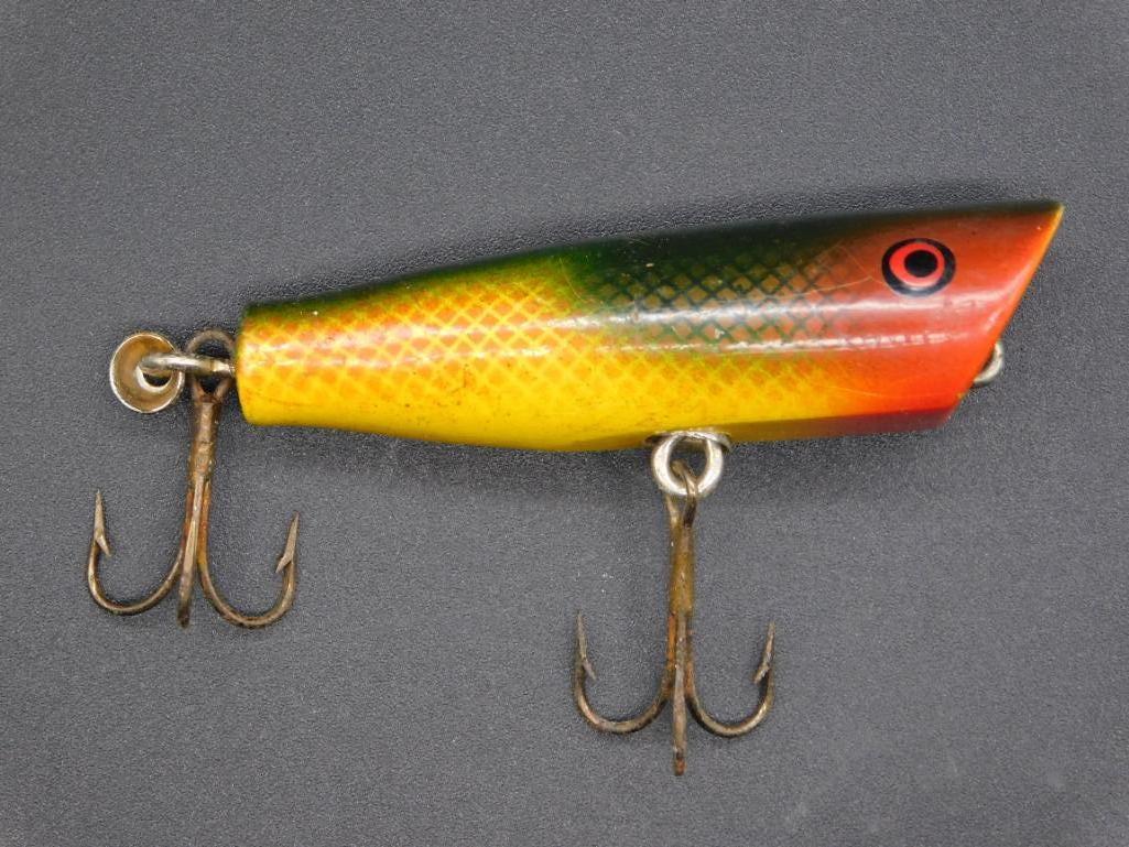 YELLOW GREEN AND RED FISHING LURE VINTAGE ANTIQUE: YELLOW GREEN AND RED FISHING LURE VINTAGE ANTIQUE *** Thank you for attending HATMAN AUCTIONS! Yes, we ship all items that are not oversized. Please see photos for measurements and description. SPECIA