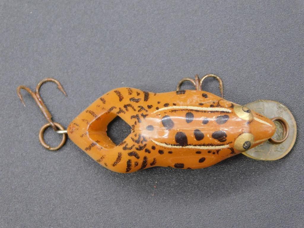 LEOPARD FROG FISHING LURE VINTAGE ANTIQUE: LEOPARD FROG FISHING LURE VINTAGE ANTIQUE *** Thank you for attending HATMAN AUCTIONS! Yes, we ship all items that are not oversized. Please see photos for measurements and description. SPECIAL NOTICE